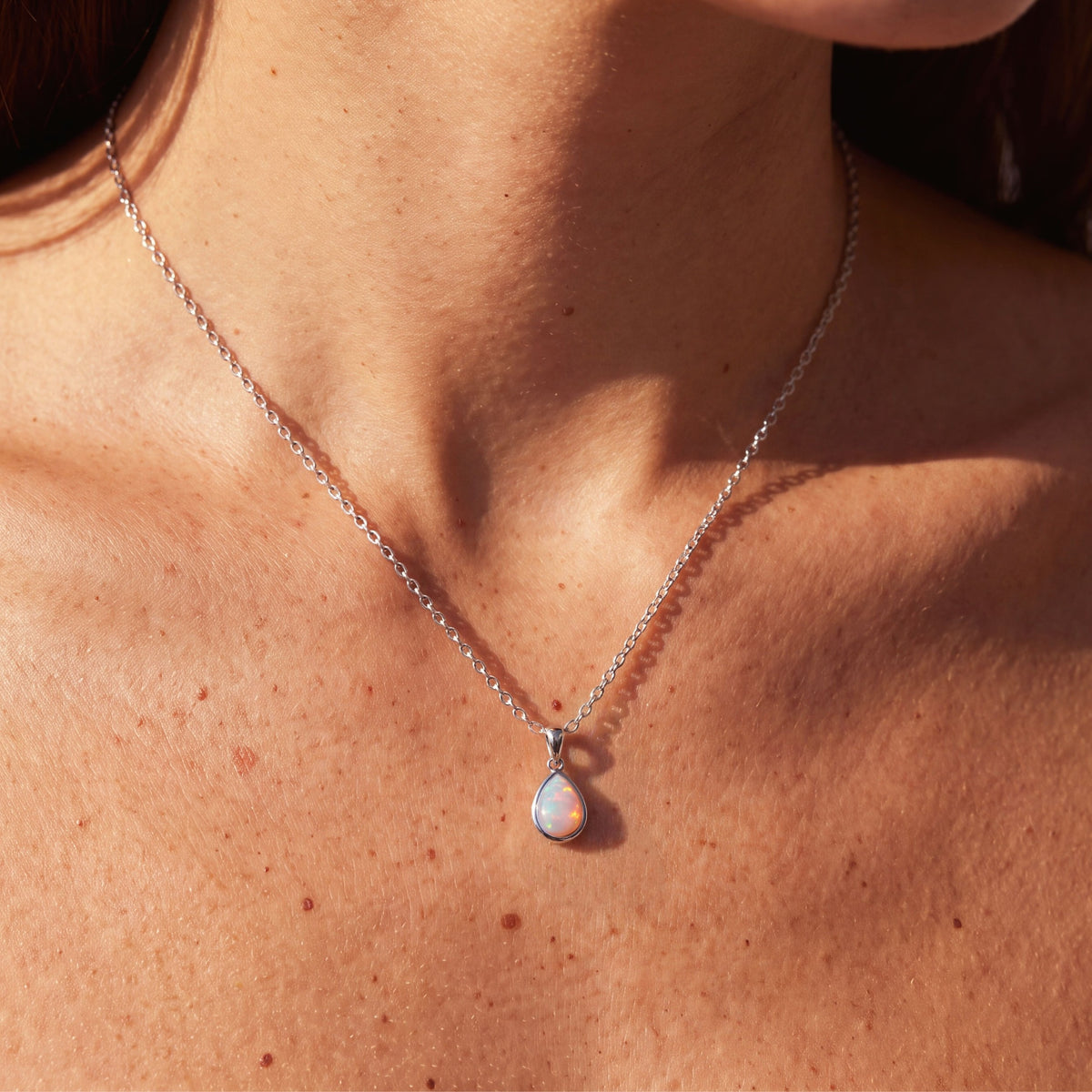 True Flame – Collier goutte, opale blanche, argent