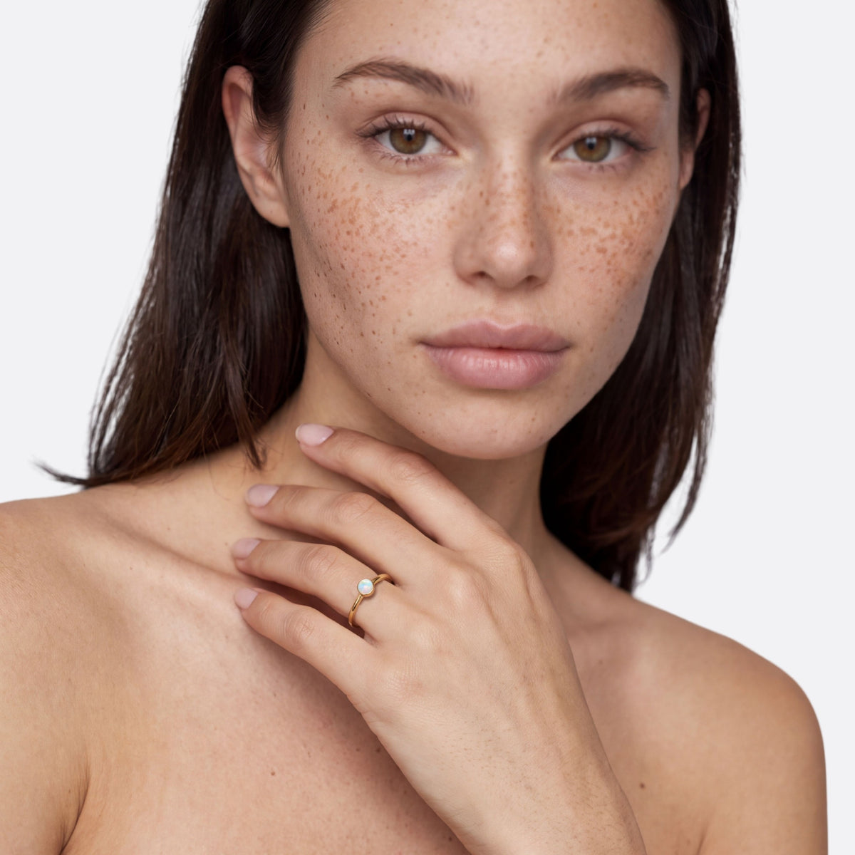 True Flame – Bague ronde, opale blanche, argent doré