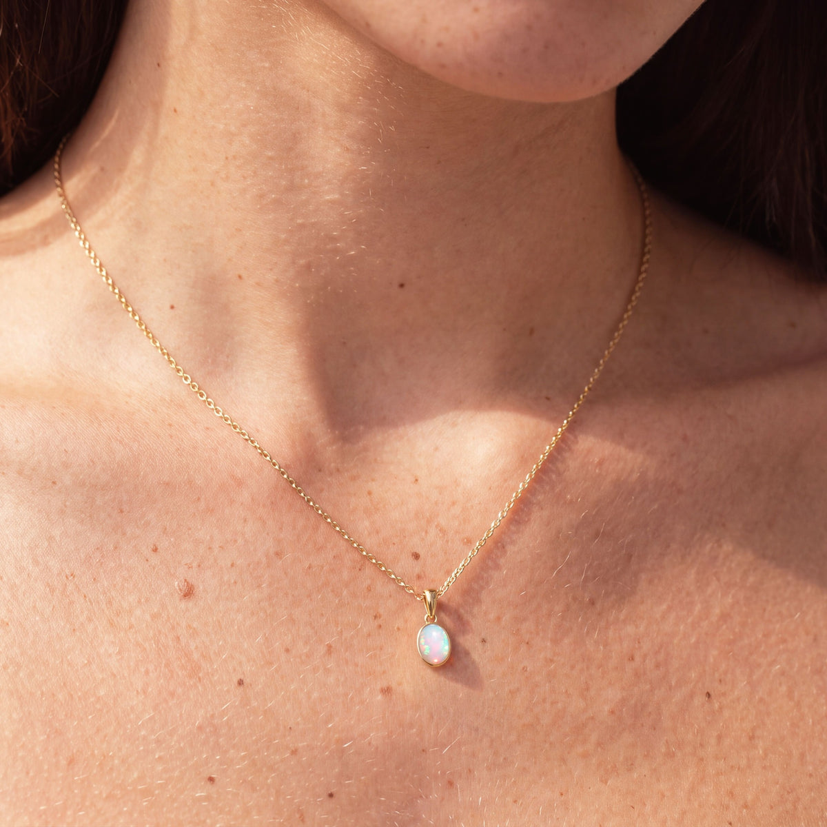 True Flame – Collier ovale, opale blanche, argent doré