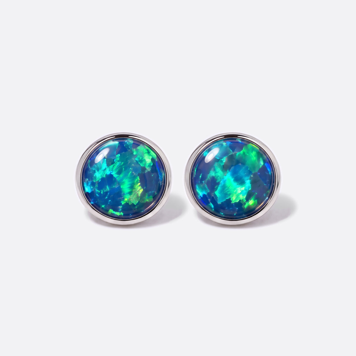 Circle of Flame Opal-Ohrstecker Blau-Grün, runde Opale (Triplette) in 925 Silber, Ansicht vorne