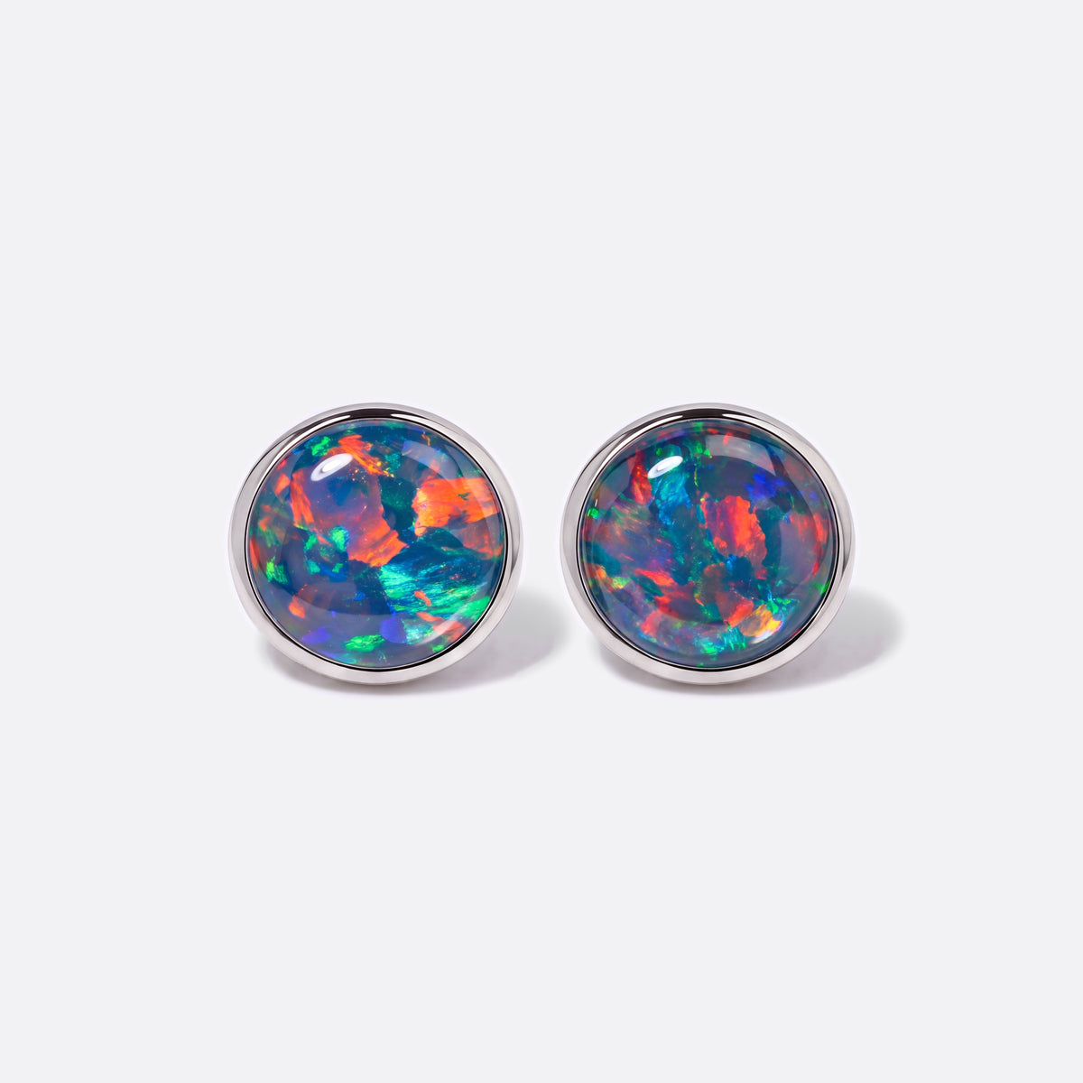 Circle of Flame Opal-Ohrstecker Rot, runde Opale (Triplette) in 925 Silber, Ansicht vorne