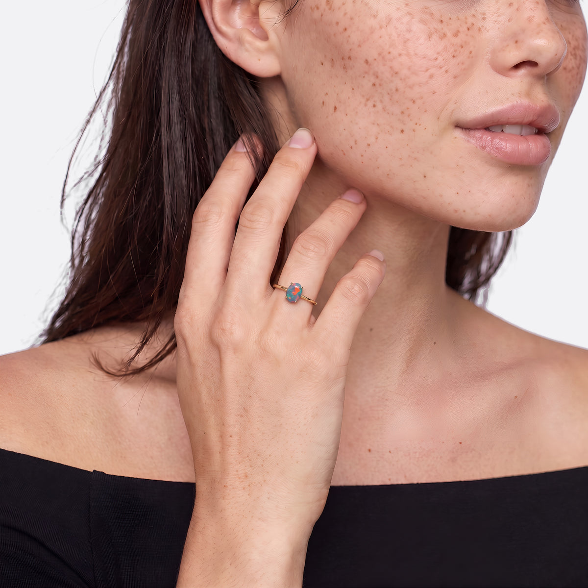 Opal-Ring 14K Gold, Semi-Black-Opal aus Lightning Ridge, getragen, mittlere Ansicht