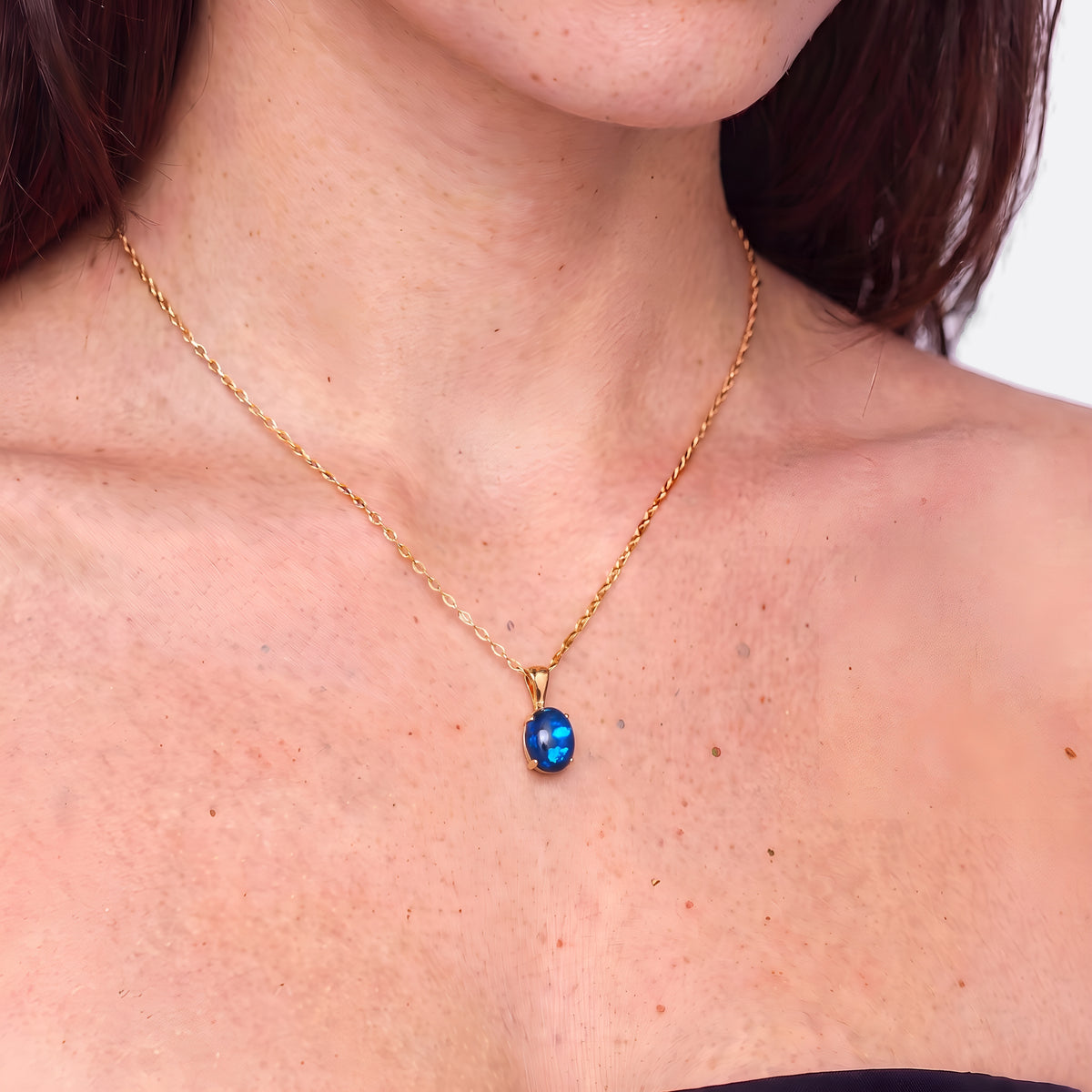 Opal-Kette 14K Gold, schwarzer Opal, am Hals getragen