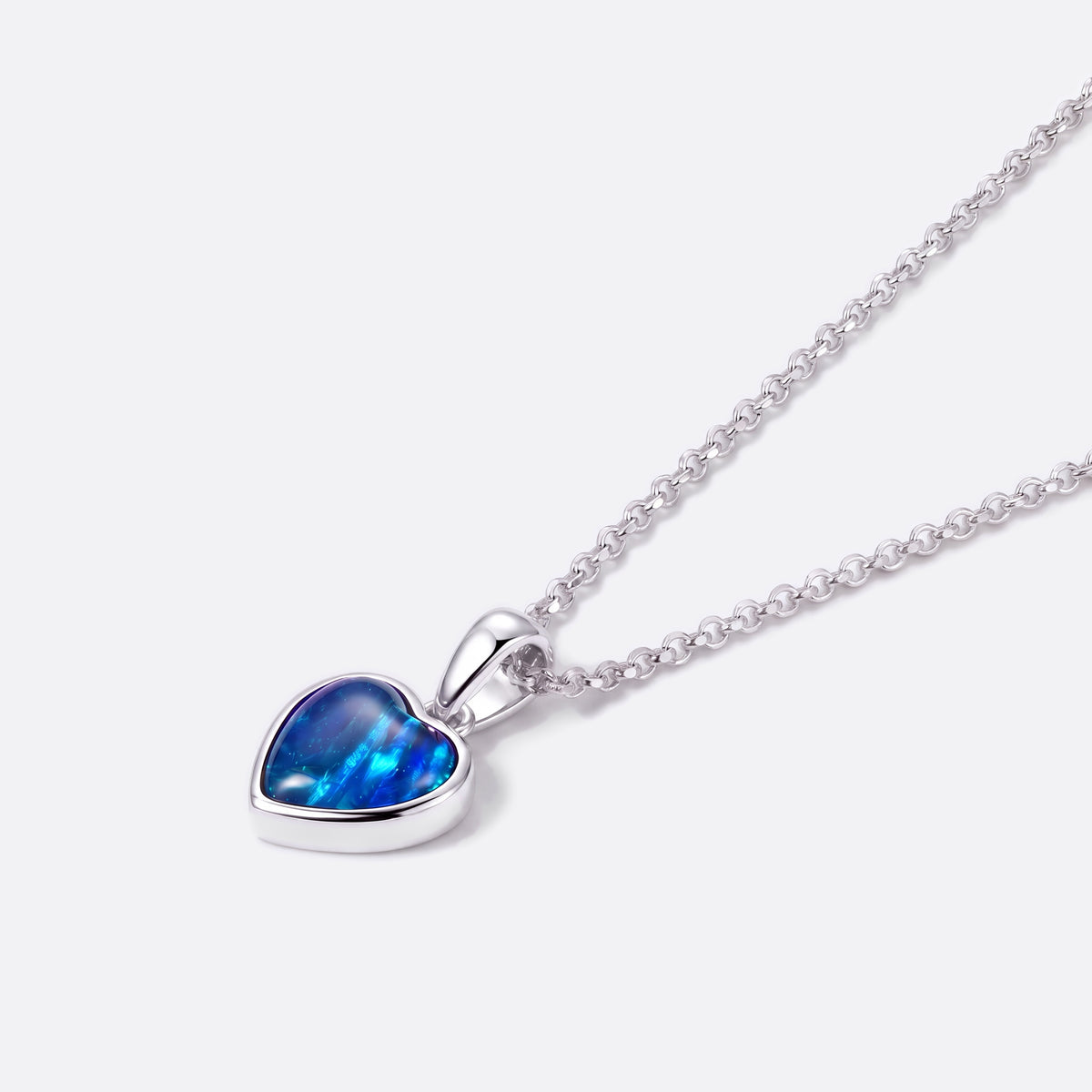 Heart of Fire Opal-Kette, Herz-Anhänger in 925 Silber mit blauem Opal (Triplette), Ansicht schräg