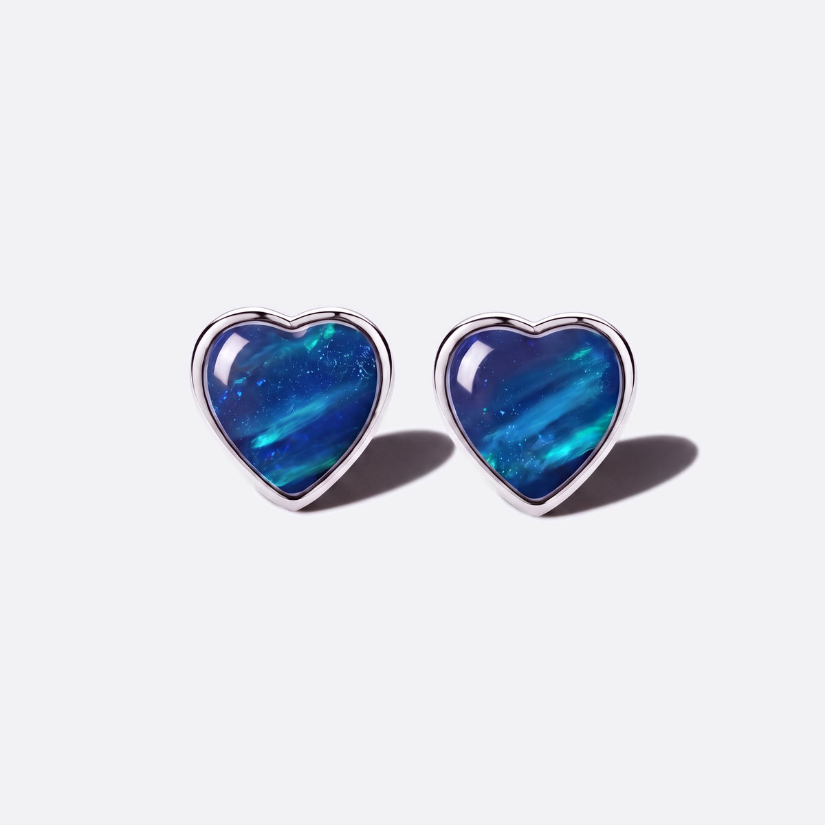Heart of Fire Opal-Ohrstecker, Herzen in 925 Silber mit blauen Opalen (Triplette), Ansicht vorne