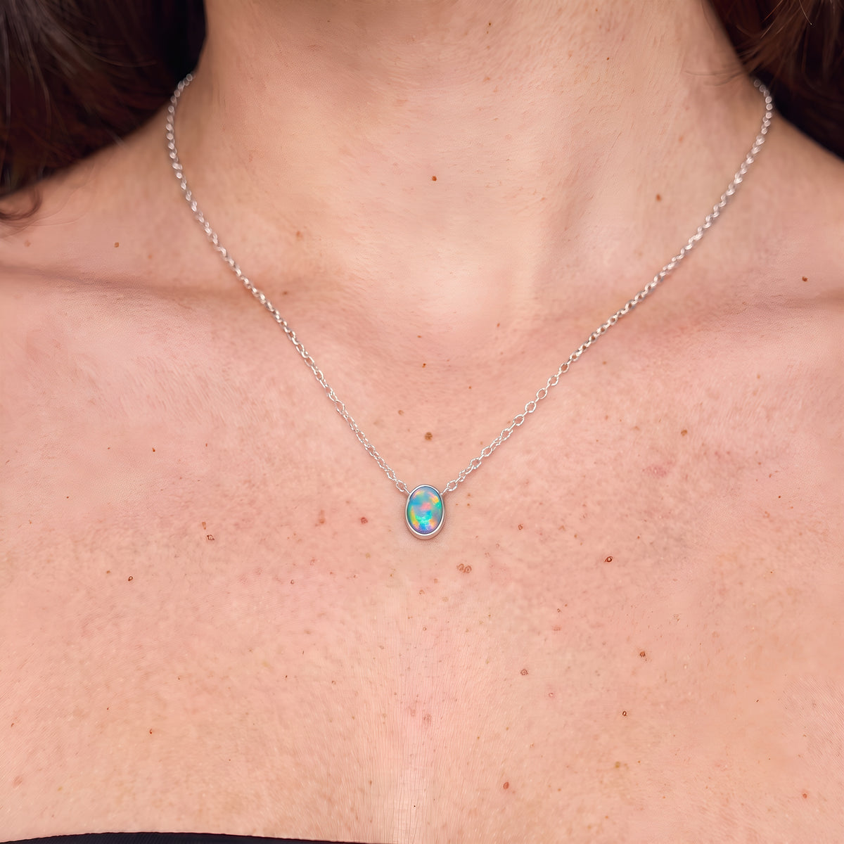 Opal-Kette 925 Silber, Welo-Opal, am Hals getragen