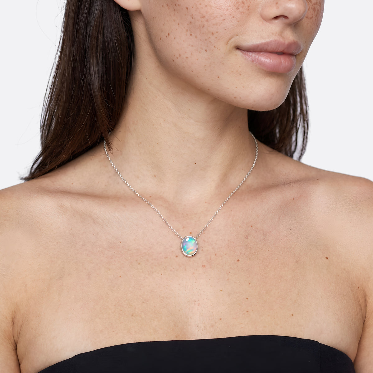 Opal-Kette 925 Silber, ovaler Welo-Opal, getragen, mittlere Ansicht