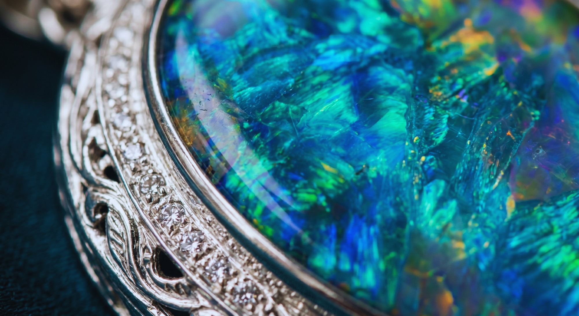 Opal mit Farbenspiel als Symbol für Wandlung und Lebensfreude