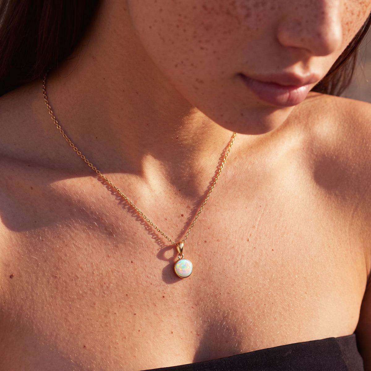 True Flame Round Necklace White Opal Or