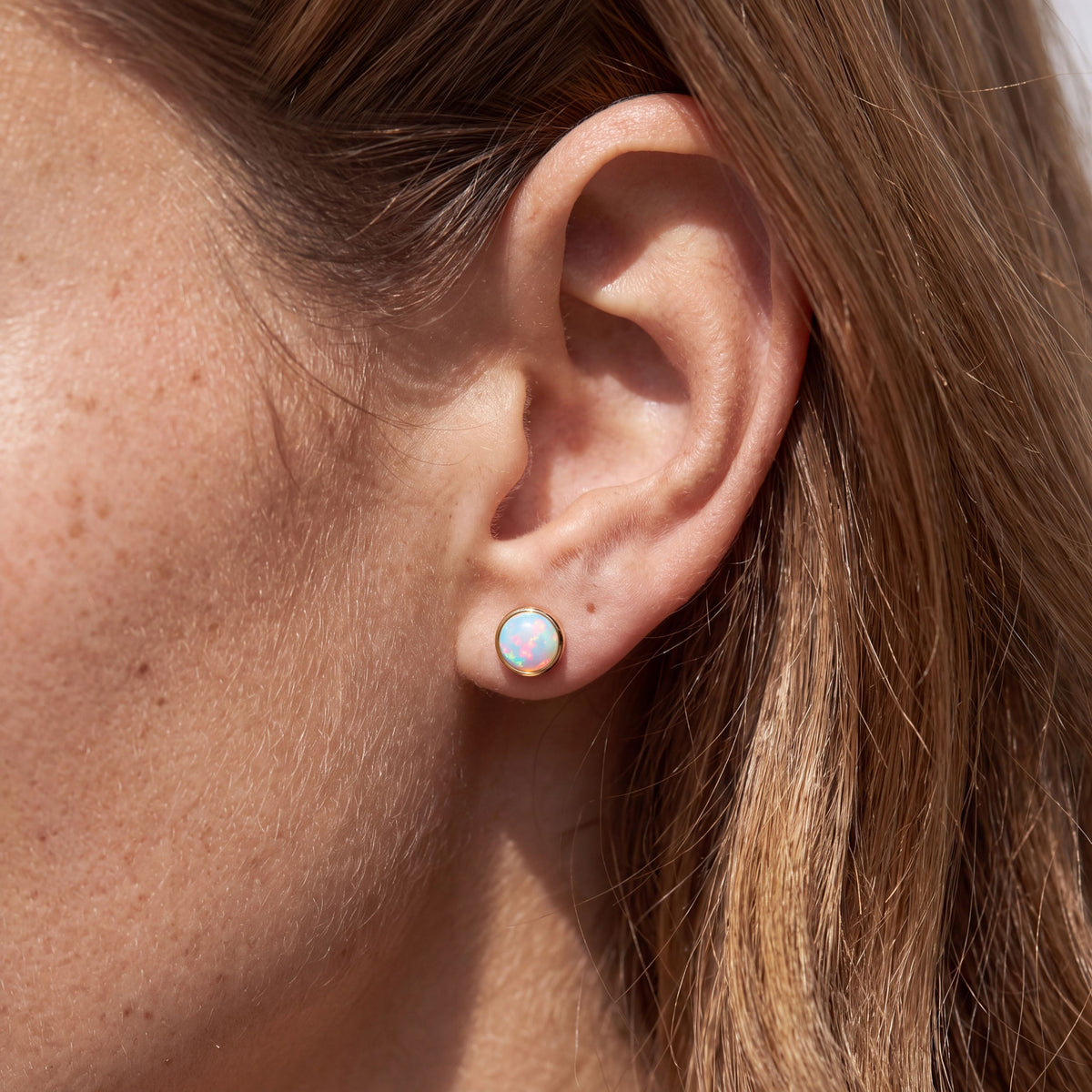 True Flame Round Earrings White Opal Or