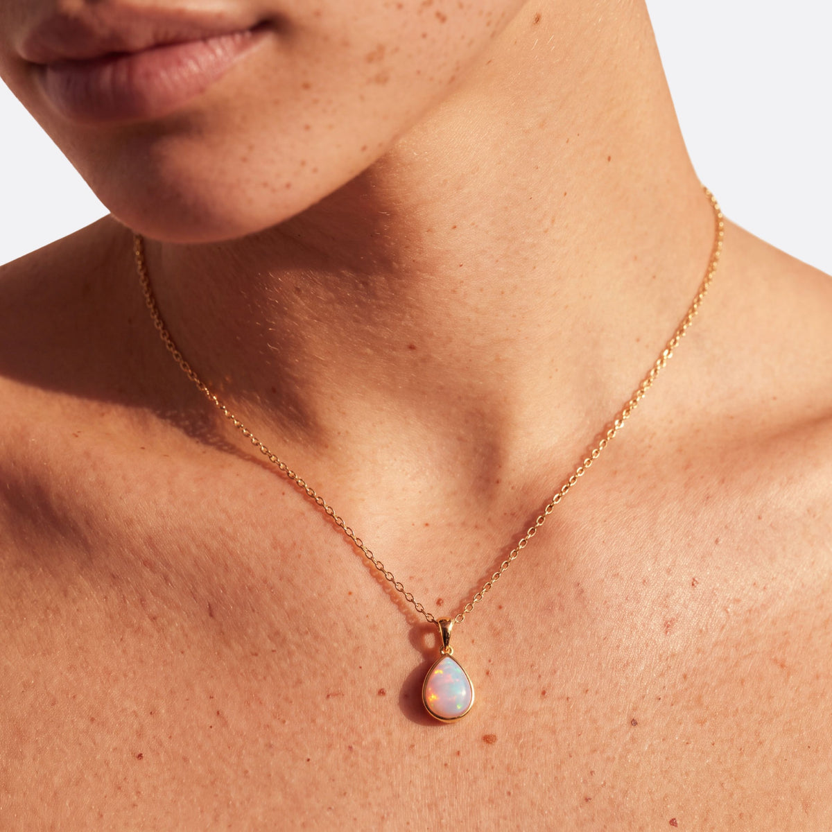 True Flame Pear Necklace White Opal Or