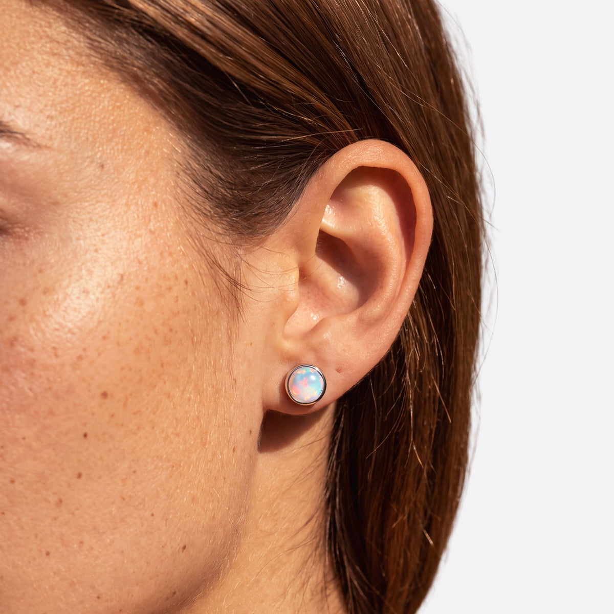 True Flame Round Earrings White Opal Argent