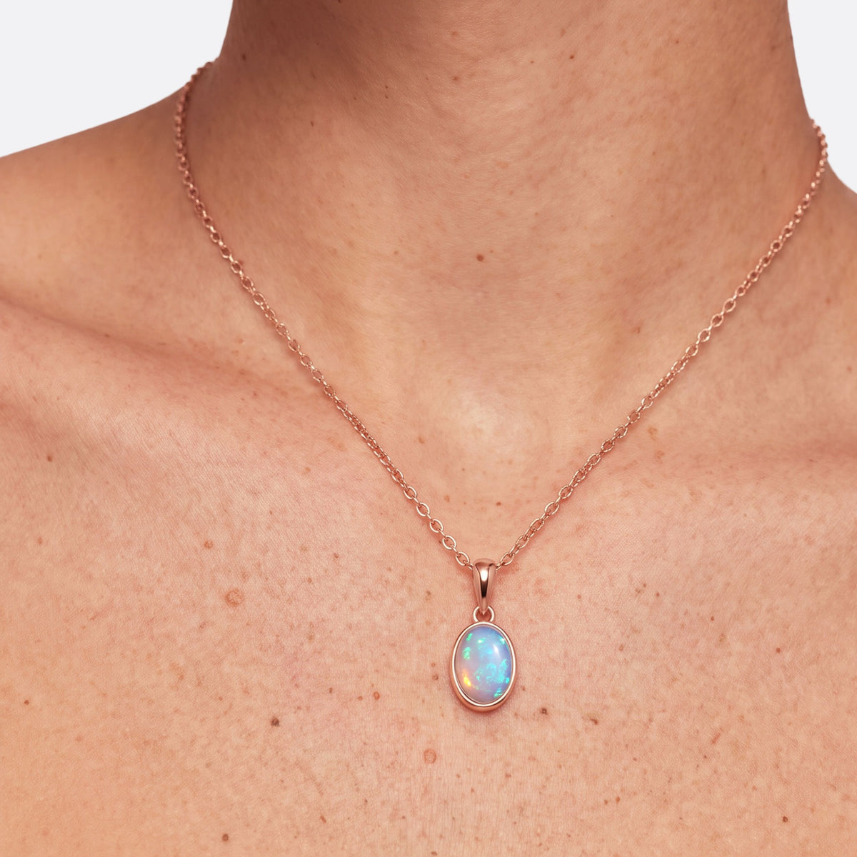 True Flame Oval Necklace Crystal Opal Or rose