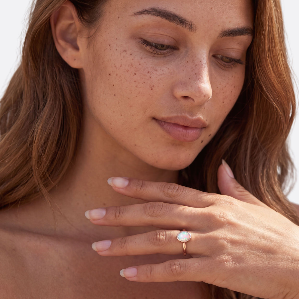True Flame Oval Ring White Opal Or rose