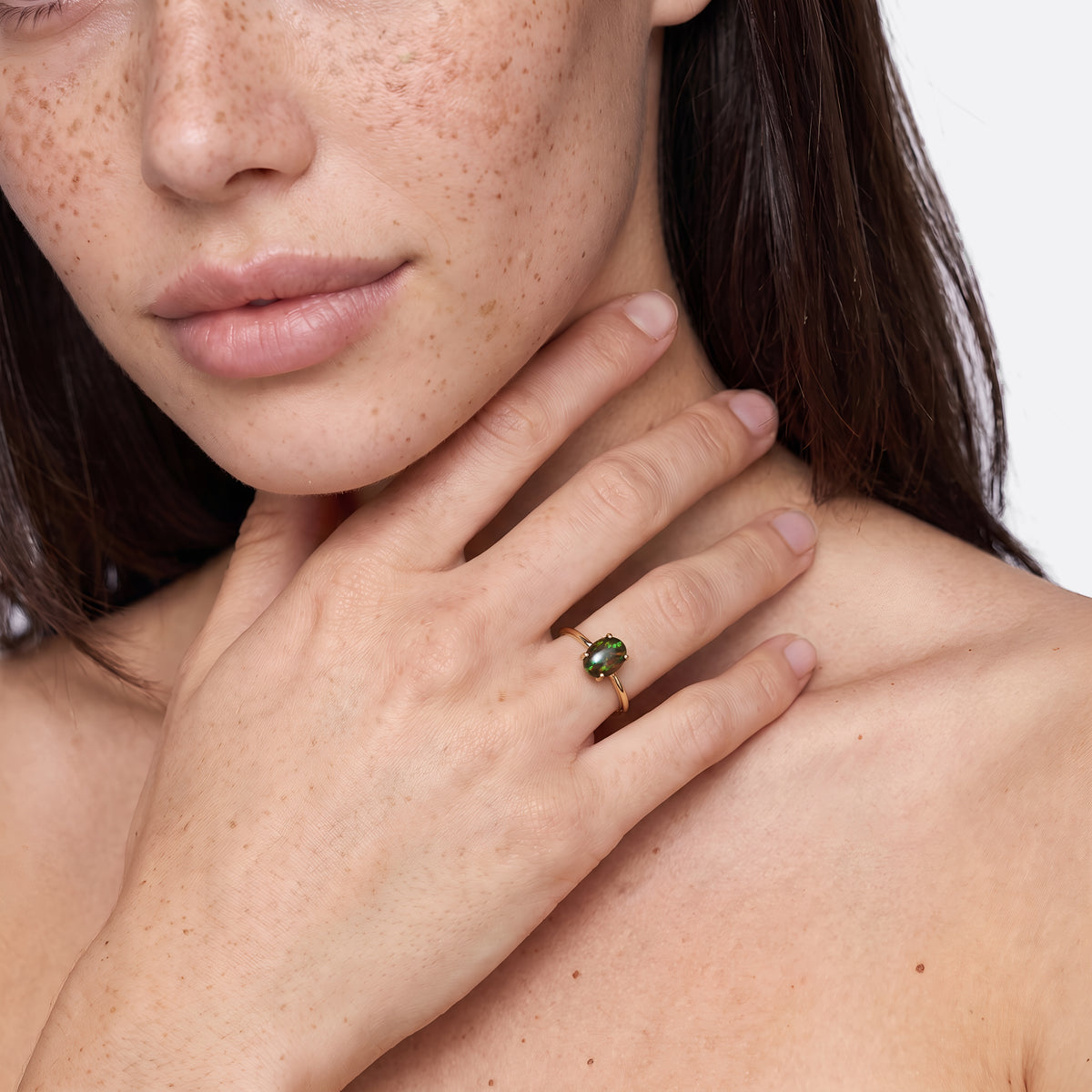 Opal-Ring 14K Gold, Boulder-Opal, an der Hand getragen