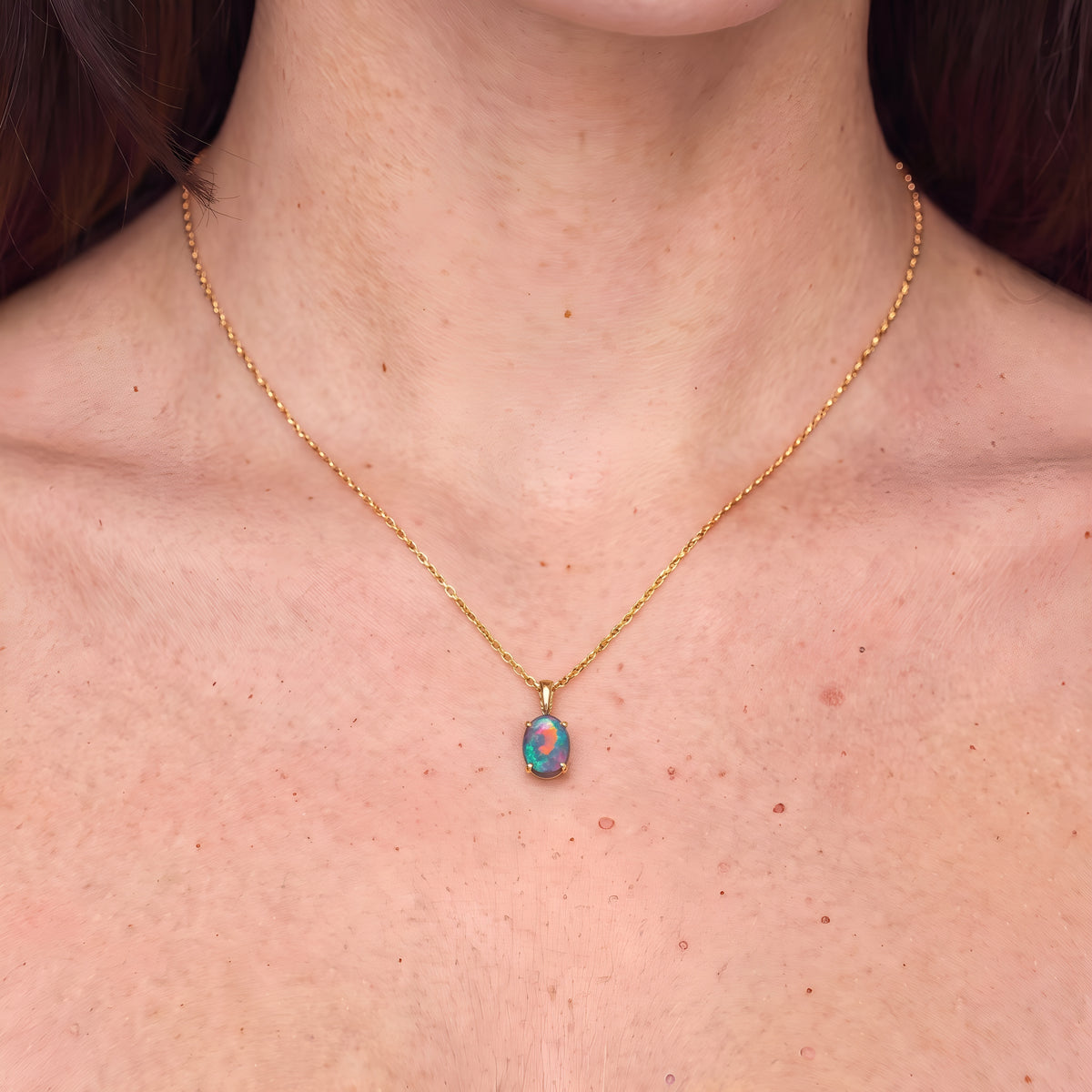 Opal-Kette 14K Gold, Semi-Black-Opal aus Lightning Ridge, am Hals getragen