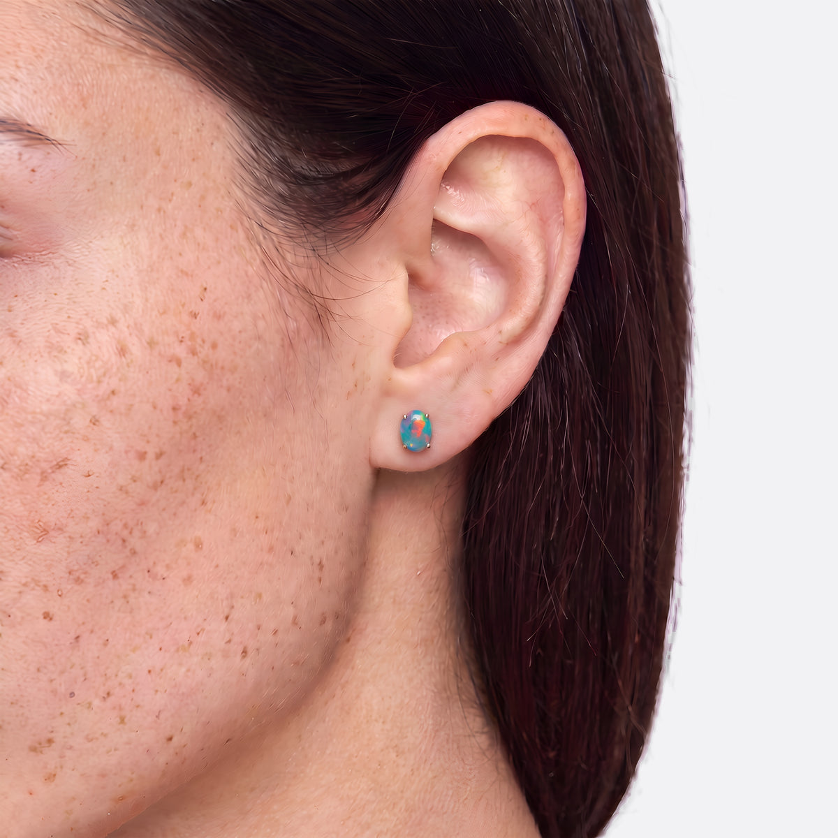 Opal-Ohrstecker 14K Gold, Semi-Black-Opal aus Lightning Ridge, am Ohr getragen