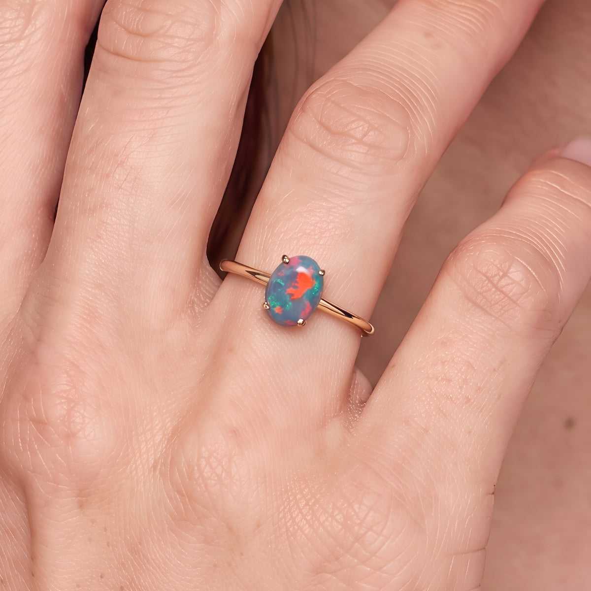 Opal-Ring 14K Gold, Semi-Black-Opal aus Lightning Ridge, an der Hand getragen