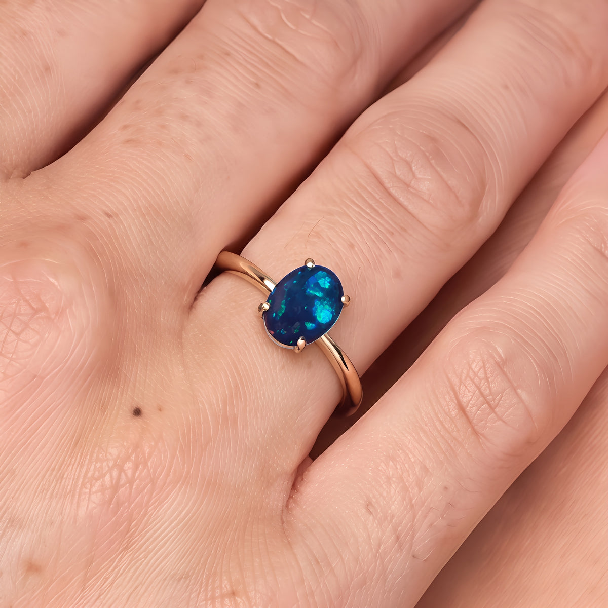 Opal-Ring 14K Gold, schwarzer Opal, an der Hand getragen