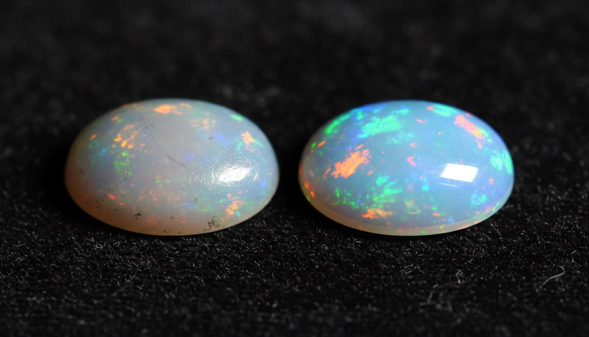 Matter, verkratzter Opal neben einem frisch polierten Opal mit Farbenspiel