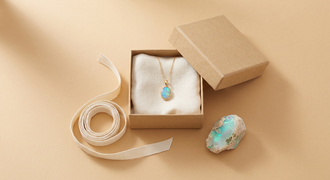Opal-Anhänger in der Geschenkbox mit Rohopal
