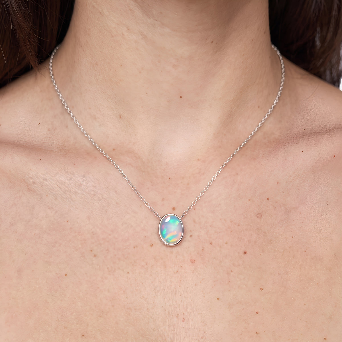 Opal-Kette 925 Silber, ovaler Welo-Opal, am Hals getragen