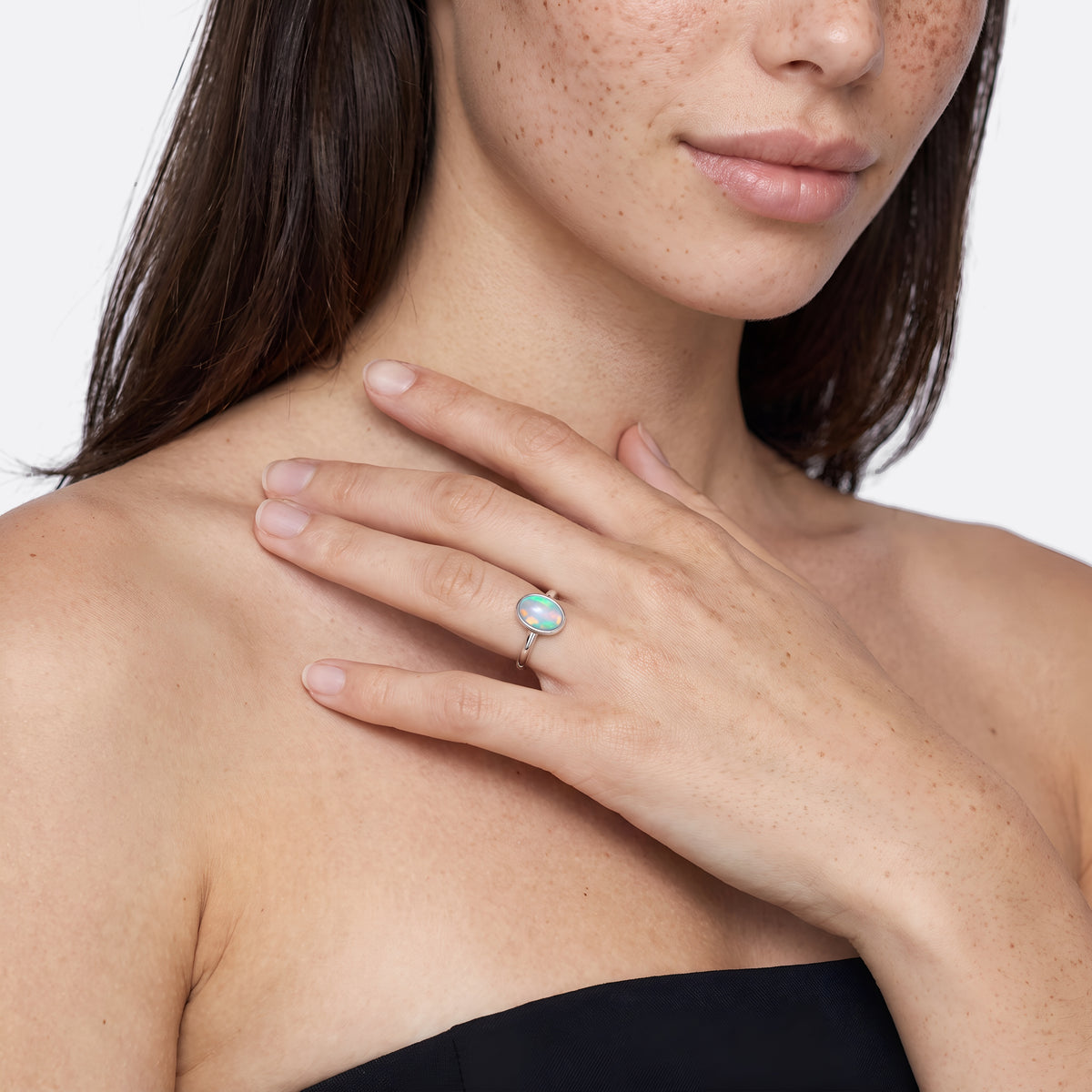 Opal-Ring 925 Silber, ovaler Welo-Opal, getragen, mittlere Ansicht